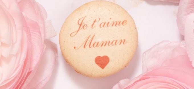 macarons vanille imprimé « Je t’aime Maman » à la rose cardamome, fleur d’oranger, framboise gingembre et rose.